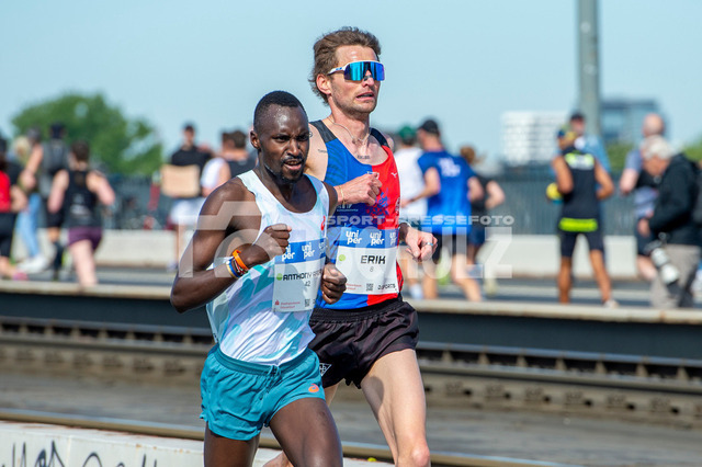20250427-NSZ_2800 | Anthony Apori Ekai (Nr.42,Kenia) vor Erik Hille (Nr.8,GER)DEU, Düsseldorf, 27.04.2025 Uniper Düsseldorf Marathon 2025 - Realisiert mit Pictrs.com