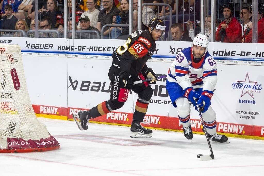 Eishockey-Länderspiel Deutschland gegen USA in Mannheim (letztes Vorbereitungsspiel vor der WM in der Schweiz) | Eishockey-Länderspiel Deutschland gegen USA in Mannheim (letztes Vorbereitungsspiel vor der WM in der Schweiz)***Max Sasson (63, USA) am Puck - Realisiert mit Pictrs.com
