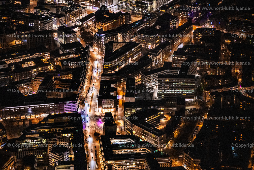 Hamburg_Stadthausbrücke_Nachtaufnahme_ELS_6354060325 | HAMBURG 06.03.2025 Nacht- Lichter und Beleuchtung Stadtansicht des Innenstadtbereiches an den Uferbereichen der Binnenalster und Außenalster im Ortsteil Zentrum in Hamburg, Deutschland. Weiterführende Informationen bei: Freie und Hansestadt Hamburg Landesbetrieb Straßen, Brücken und Gewässer,  GMH | Gebäudemanagement Hamburg GmbH. // Night lighting city view of the downtown area on the shore areas of Binnenalster and Aussenalster in the district Zentrum in Hamburg, Germany. Further information at: Freie und Hansestadt Hamburg Landesbetrieb Strassen, Bruecken und Gewaesser,  GMH | Gebaeudemanagement Hamburg GmbH. Foto: Martin Elsen