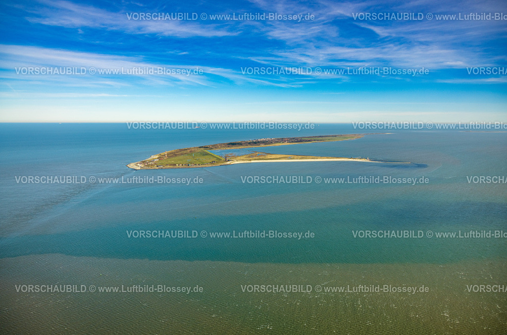 Friesland251106064Wangerooge | Luftbild, Gesamtansicht Ostfriesische Insel Wangerooge in der Nordsee, Fernsicht und blauer Himmel, Windräder in der Nordsee am Horizont, Wangerooge, Norddeutschland, Ostfriesland, Niedersachsen, Deutschland