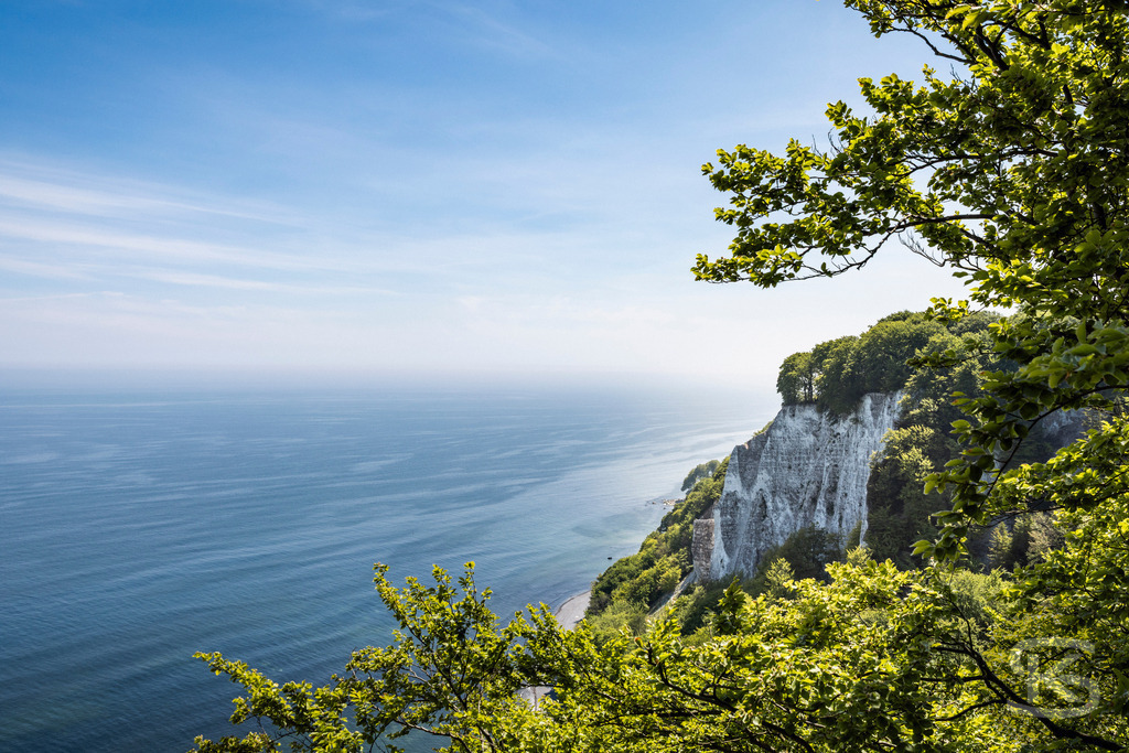 Kreidefelsen auf Rügen – Ausblick im Nationalpark Jasmund | Atemberaubender Ausblick auf die berühmten Kreidefelsen im Nationalpark Jasmund auf der Insel Rügen. Die weißen Steilküsten, umgeben von Buchenwald und der Ostsee, zählen zu den eindrucksvollsten Naturwundern Deutschlands. - Realisiert mit Pictrs.com