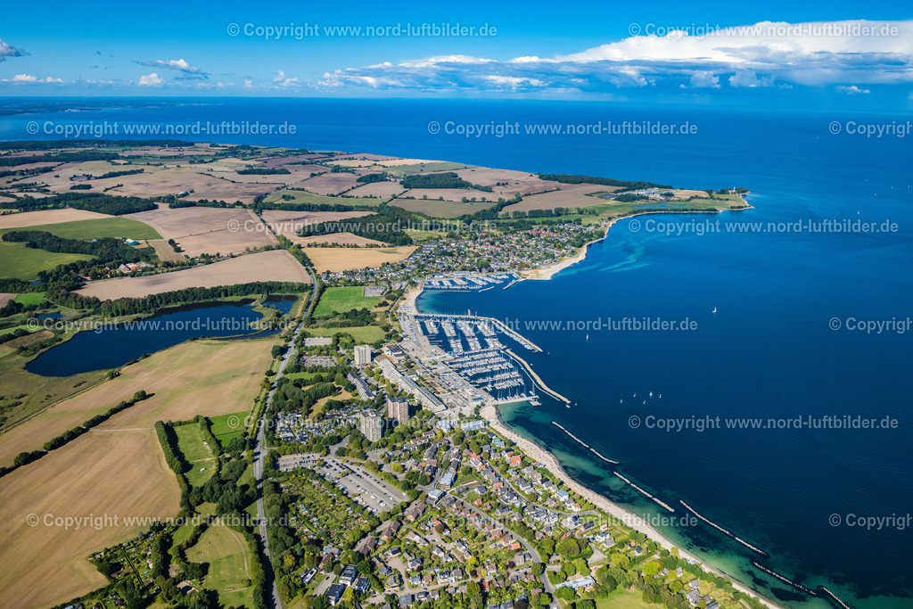 Kiel_Schilksee_Olympiahafen_ELS_2562200922 | KIEL 20.09.2022 Sporthäfen Schilksee und Strande bei Kiel im Bundesland Schleswig-Holstein. Olympiazentrum Kiel- Schilksee mit Wohngebiet, Sandstränden und Grünflächen. // Marinas Schilksee and Strande in Kiel in Schleswig-Holstein. Foto: Martin Elsen