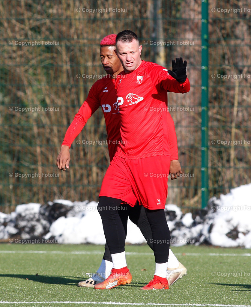 A_LUI_190125_11 | SPORT FUSSBALL TESTSPIEL ASKOE OEDT -UNION PROCORN DIETACH 18.01.2025 IM BILD : NDUBISIJONATHAN ALUKWU UND TORSCHUETZE NENAD VIDACKOVIC (BEIDE OEDT) UND  (DIETACH) FOTO:FOTOLUI