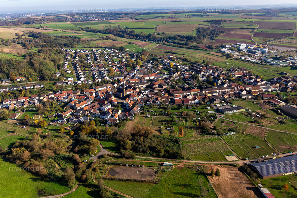 Luftbild: Ortsansicht von Westen im Ortsteil Webenheim in Blieskastel im Bundesland Saarland in Deutschland. Foto: IMG_143984.jpg vom 27.10.2024 durch Werner Riehm/FLY-FOTO.de