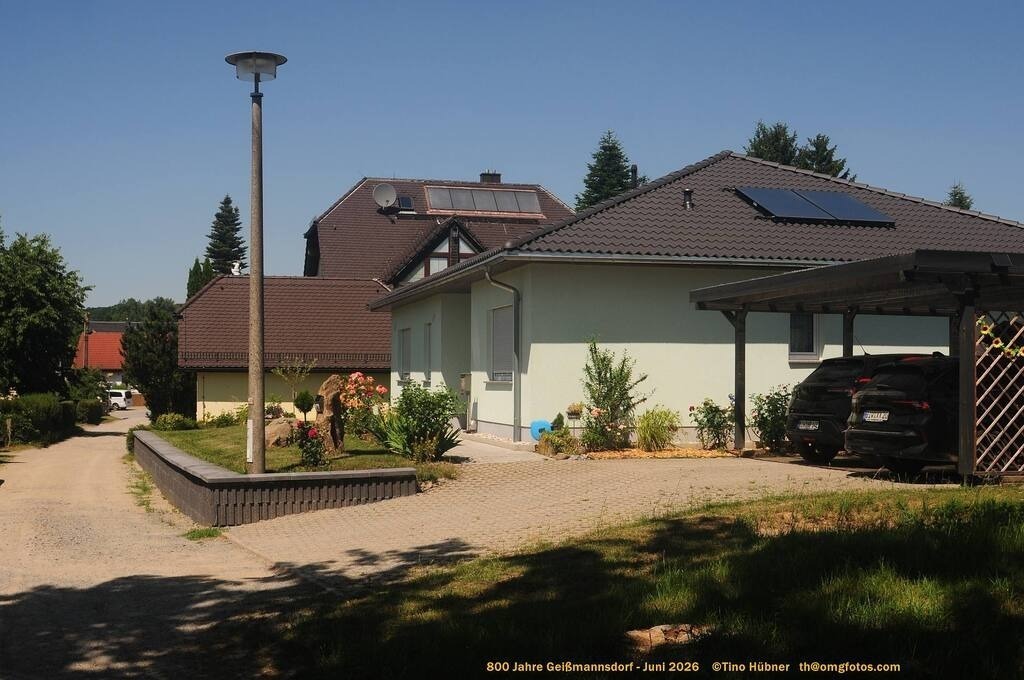 Geißmannsdorf-2026-Ortsbilder-551 | Geißmannsdorf bei Bischofswerda im Sommer 2026. Ein fotografischer Streifzug durch das Dorf Geißmannsdorf, mit Gebäuden, Straßen, Strohpuppen und geschmückten Vorgärten und Grundstücken anlässlich der 800-Jahr-Feier von Geißmannsdorf im Juni 2026 - Realisiert mit Pictrs.com