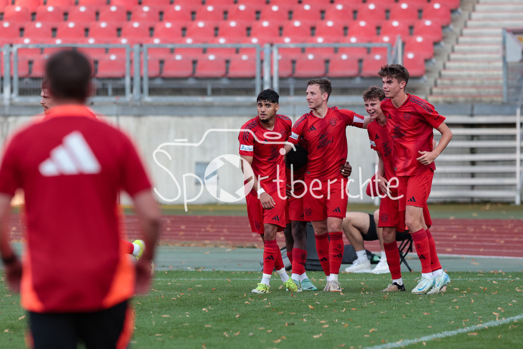 1. FC Nürnberg II - FC Bayern Amateure | Jubel nach dem Treffer zum 1-1 durch Timo Kern (FCB #10) / Treffer / Freude / Torschuezte