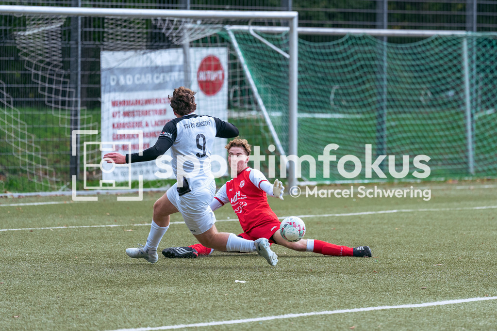 TSV 05 Ronsdorf – SSV Bergisch Born II | Lias Noel Kulessa (30, SSV Bergisch Born II) pariert den Schuss von Gian-Luca Stindt (9, TSV 05 Ronsdorf). Bezirksliga Niederrhein, Gruppe 2: TSV 05 Ronsdorf gegen SSV Bergisch Born II, Wuppertal, 11.10.2026. Endstand: 3:1. sportimfokus / Marcel Schwering - Realisiert mit Pictrs.com
