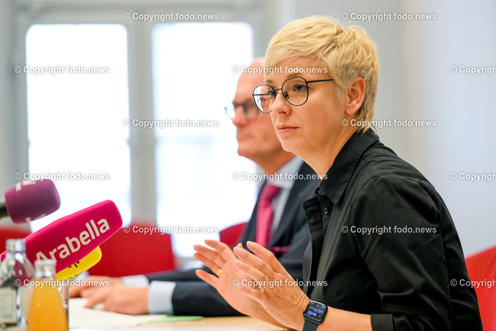 Pressekonferenz WKO Oberösterreich_ Arbeitsmarkt-Haus der Wirtschaft_ 07.06.2023-14 | 07.06.2023, Presseclub Linz, AUT, Pressekonferenz WKO Oberoesterreich, Arbeitsmarkt-Haus der Wirtschaft, im Bild Gerald Silberhumer (Direktor der Wirtschaftslammer Ooe), Doris Hummer (Praesidentin der Wirtschaftskammer Ooe)