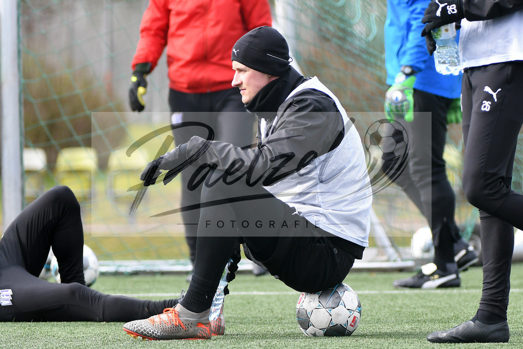 20200302_TRAOSN_0071 | Fussball, Herren: Lukas Gugganig (VfL Osnabrueck) schaut waehrend der Trainingseinheit des VfL Osnabrueck im Sportpark Illoshoehe am 02.03.2020 in Osnabrueck, Deutschland. - Realisiert mit Pictrs.com