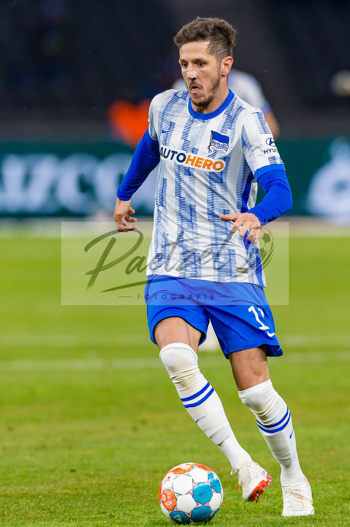 HERBOC20220204_253 | Fussball, Herren: Stevan Jovetic (Hertha BSC) in Aktion, am Ball, Einzelaktion bei dem Spiel der 1. Bundesliga zwischen Hertha BSC und VfL Bochum im Olypiastadion am 04.02.2022 in Berlin, Deutschland.DFB / DFL REGULATIONS PROHIBIT ANY USE OF PHOTOGRAPHS AS IMAGE SEQUENCES AND/OR QUASI-VIDEO. - Realisiert mit Pictrs.com