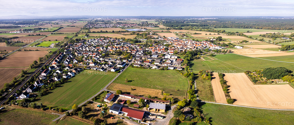 Luftbild: Ortsansicht von Osten im Ortsteil Sickenhofen in Babenhausen im Bundesland Hessen in Deutschland. – Foto: IMG_159035-Pano.jpg vom 22.09.2026 durch Werner Riehm/FLY-FOTO.de – Auflösung des Originals: 9839 x 4190 px