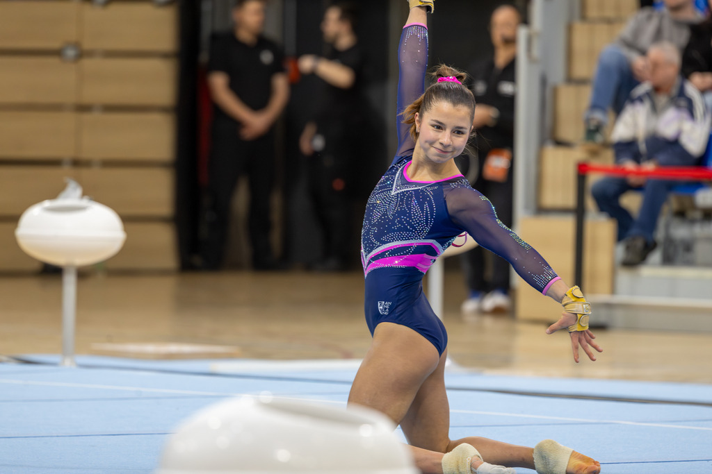 Deutsche Turnliga DTL (Bundesliga) der Frauen, Wettkampf um Platz 3 2025 in Heidelberg | Deutsche Turnliga DTL (Bundesliga) der Frauen, Wettkampf um Platz 3 2025 in Heidelberg***Bild: Janoah Müller (TG Mannheim) am Boden - Realisiert mit Pictrs.com