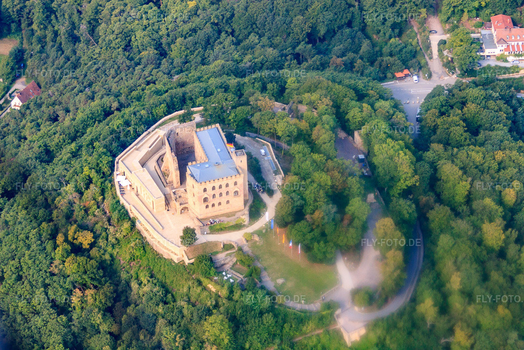 Luftbild: Hambacher Schloss von Osten im Ortsteil Hambach an der Weinstraße in Neustadt im Bundesland Rheinland-Pfalz in Deutschland. Foto: IMG_52679.jpg vom 02.09.2012 durch Werner Riehm/FLY-FOTO.deAuflösung des Originals: 4752 x 3168 pxStiftung Hambacher SchlossStiftung Hambacher Schloss | Das Hambacher Schloss ist eine lebendige Stätte deutscher und europäischer Demokratiegeschichte