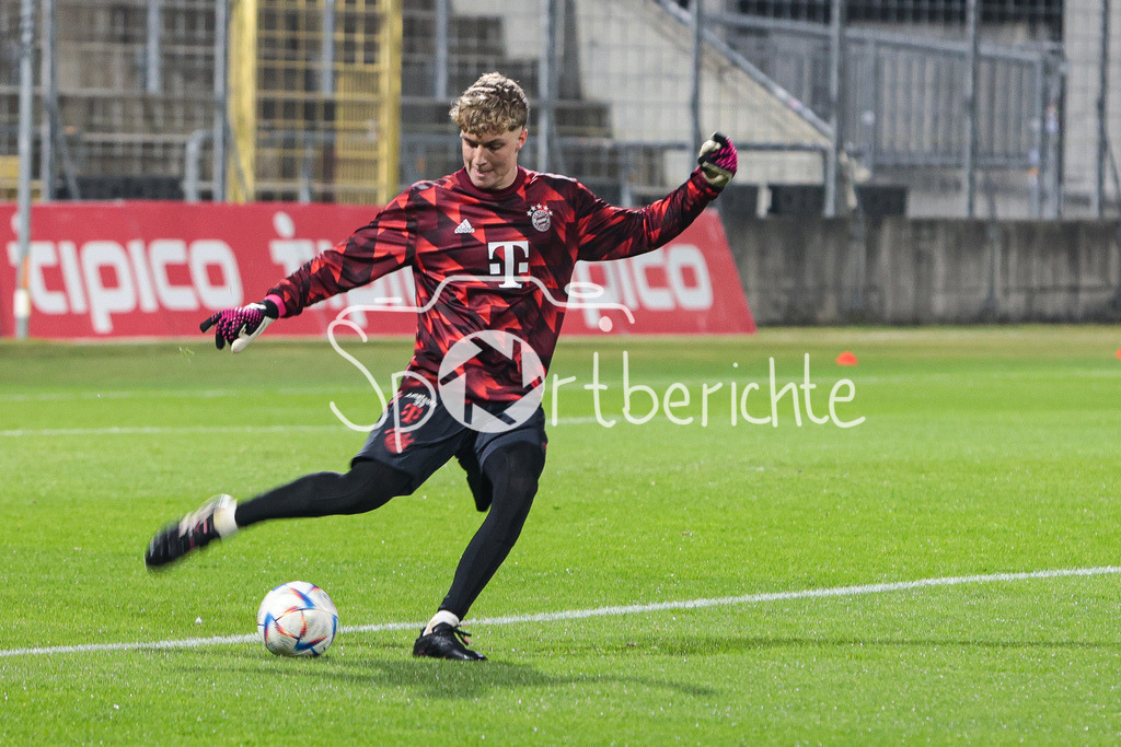 FC Bayern Amateure - 1. FC Schweinfurt | Johannes SCHENK (FCB #18) beim warmmachen