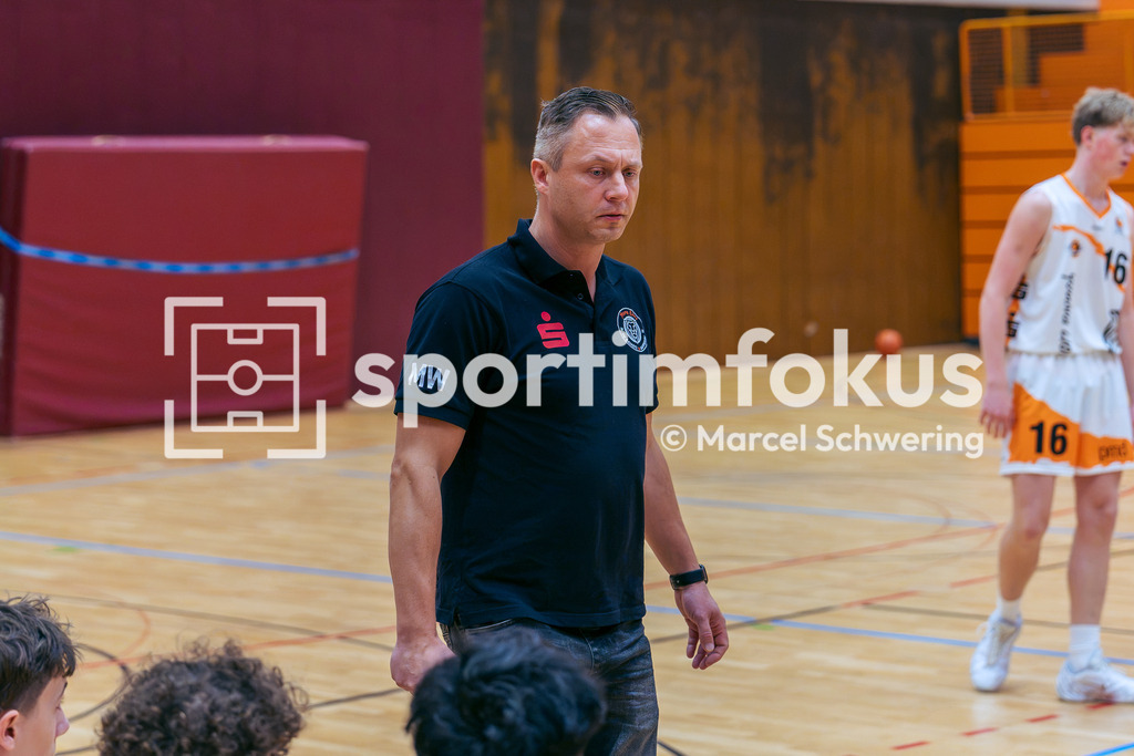 Young Lions Wuppertal – Basket Duisburg | Michael Wasielewski (Head Coach, Young Lions Wuppertal) während des JBBL-Spiels gegen Basket Duisburg. JBBL-Einteilungsrunde, Gruppe 6: Young Lions Wuppertal gegen Basket Duisburg, Wuppertal, 11.10.2026. Endstand: 106:112. sportimfokus / Marcel Schwering - Realisiert mit Pictrs.com