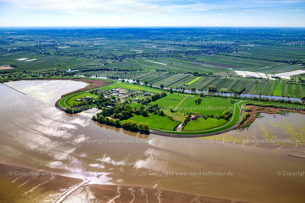 Hamburg_Hanöfersand_ELS_3197010525 | JORK 27.04.2025 Landschaft am Flußverlauf der Elbe mit Prielbildung am Hahnöfersand in Jork im Bundesland Niedersachsen, Deutschland. // Landscape along the Elbe river with tidal creek formation at Hahnoefersand in Jork in the federal state of Lower Saxony, Germany. Foto: Martin Elsen