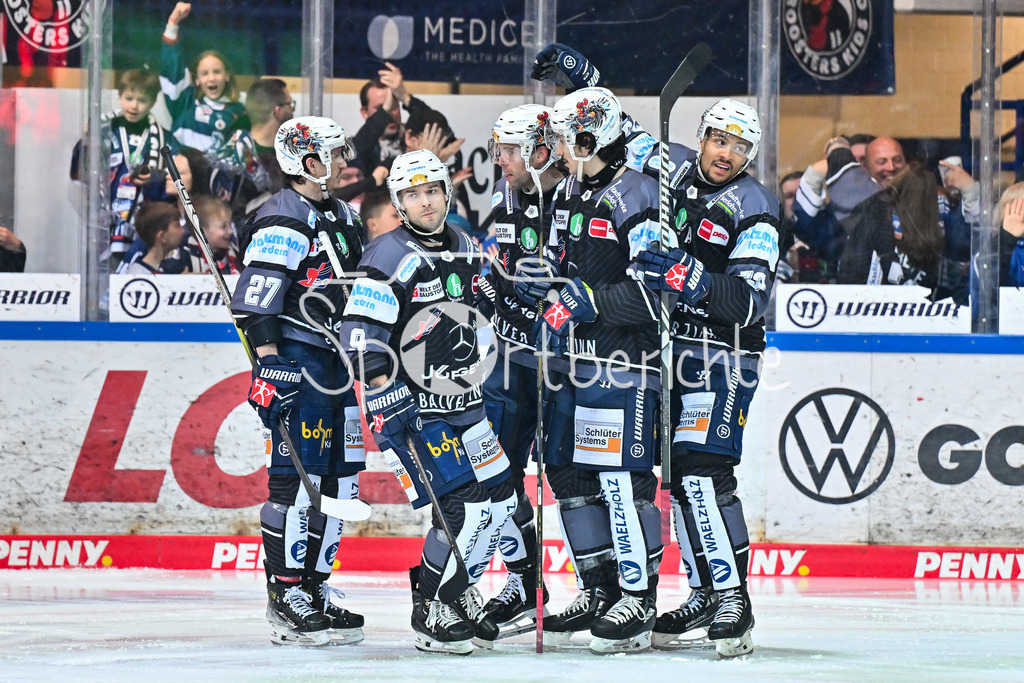 Iserlohn Roosters - Augsburger Panther | Jubel der Hausherren nach dem Treffer zum 1-1 Ausgleich durch Shane GERSICH (Iserlohn Roosters 9) / Tor / Torschuetze / Freude / Happy / DEL: Iserlohn Roosters - Augsburger Panther, Eissporthalle Iserlohn am 07.03.2025