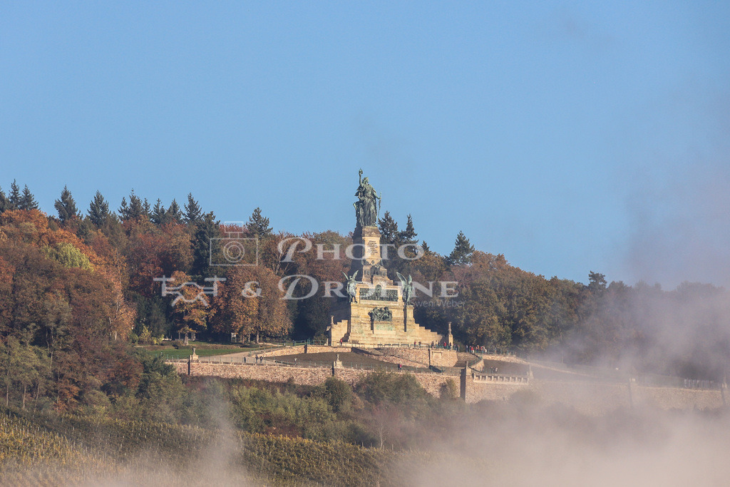 Bingen-3454 | Die GErmania im Nebel, aufgenommen von der Burg Klopp. Ein Herbsttag auf der Burg Klopp, dem Wahrzeichen der Stadt Bingen am Rhein. - Realisiert mit Pictrs.com