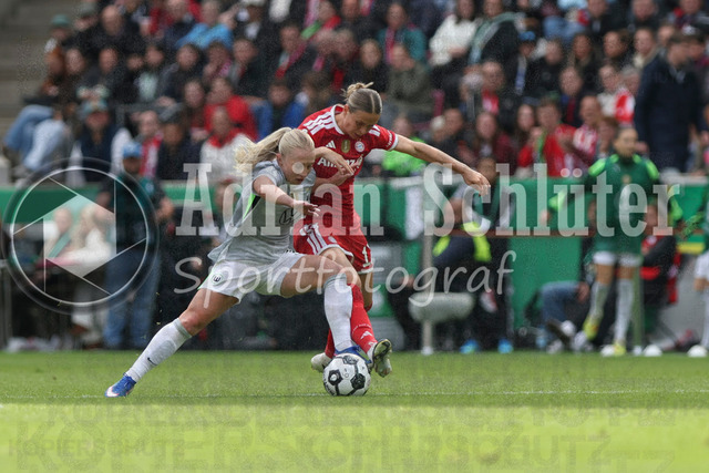 14.05.2026, GER, Fussball, Frauen, DFB-Pokal, Finale, Saison 2025/2026, VfL Wolfsburg - FC Bayern München | Thea Bjelde (Wolfsburg) und Klara Bühl (Bayern) im Kampf um den Ball
