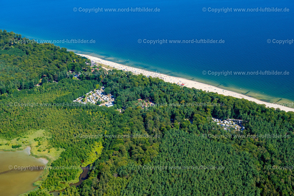 Ückeritz_Camping_Platz_Usedom_ELS_7829100822 | ÜCKERITZ 10.08.2022 Wohnwagen und Zelte- Campingplatz - und Zeltplatz im Waldgebiet am Ostseestrand im Ortsteil Kölpinsee in Ückeritz im Bundesland Mecklenburg-Vorpommern. // Camping with caravans and tents in the district Koelpinsee in Ueckeritz in the state Mecklenburg - Western Pomerania. Foto: Martin Elsen