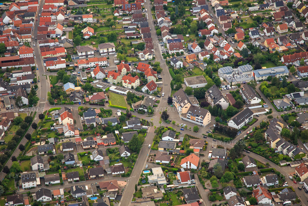 Luftbild: Raiffeisenstraße mit Radsport Geil in Offenbach an der Queich im Bundesland Rheinland-Pfalz in Deutschland. Foto: IMG_127018.jpg vom 02.06.2021 durch Werner Riehm/FLY-FOTO.deRadsporthändler | Radsport Geil | Offenbach An Der Queich