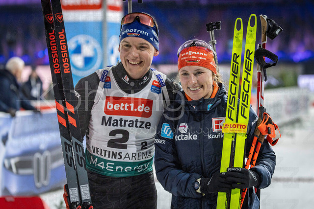 bett1.de WTC Biathlon auf Schalke, 28.12.2025 | Die Spiegel Janina Hettich-Walz (Team Deutschland 1) und Justus Strelow (Team Deutschland 1) bei der World Team Challenge (bett1.de WTC Biathlon auf Schalke) am 28.12.2025 in der Veltins-Arena in Gelsenkirchen (Deutschland). 