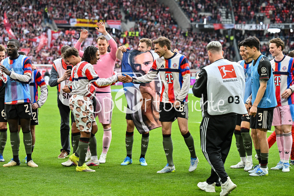 SC Freiburg - FC Bayern München | FREIBURG, GERMANY - 04. APRIL: die Spieler der Gäste feiern zusammen mit den Fans den 2-3 Auswärtssieg in Freiburg während dem Bundesligamatch zwischen dem SC Freiburg und dem FC Bayern München am 28. Spieltag im Europa-Park Stadion / DFL REGULATIONS PROHIBIT ANY USE OF PHOTOGRAPHS AS IMAGE SEQUENCES AND/OR QUASI-VIDEO / Serge GNABRY (FC Bayern Munich 7) und Leon GORETZKA (FC Bayern Munich 8)