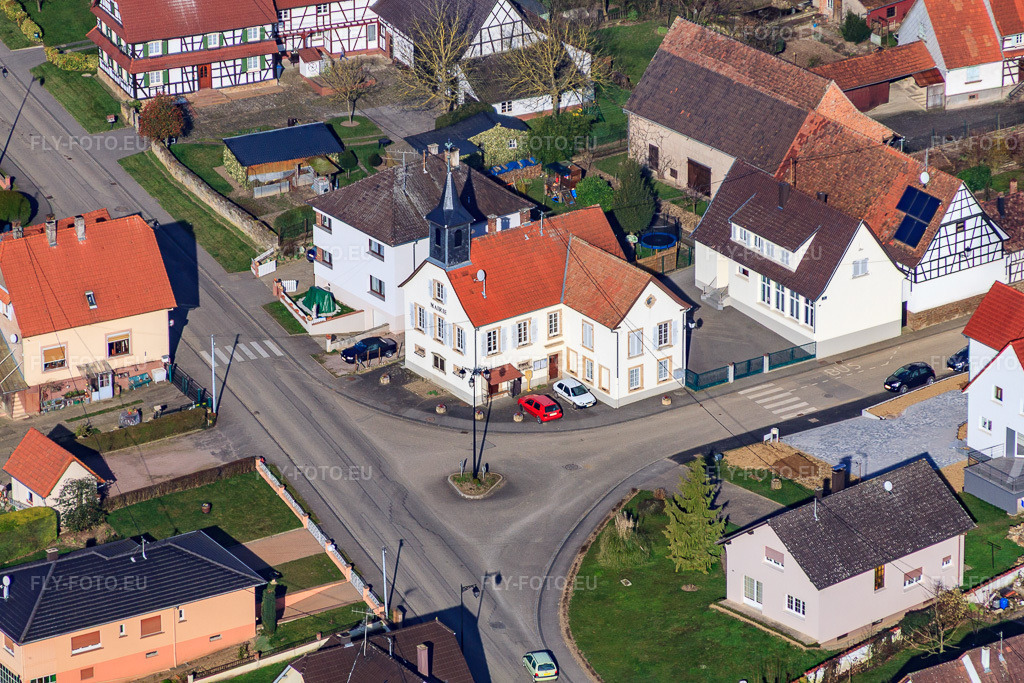 Vue aérienne: Mairie sur Rue Principale Hermerswiller à Hoffen dans le département Bas Rhin, France – .Photo: IMG_62718.jpg prise le 09/03/2014 par Werner Riehm/FLY-FOTO.eu – Résolution de l'original: 4569 x 3046 px