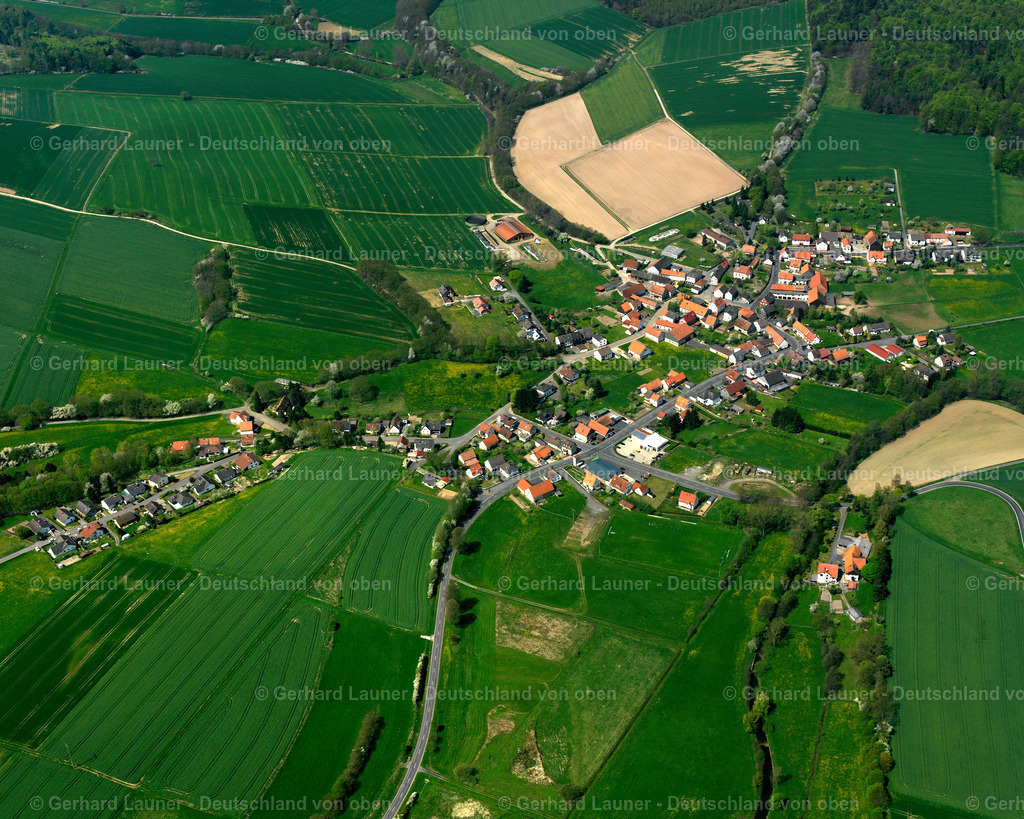 2615995 | HEIDELBACH 07.06.2006 Ortsansicht am Rande von landwirtschaftlichen Feldern und Nutzflächen  in Heidelbach im Bundesland Hessen, Deutschland // Village view on the edge of agricultural fields and land  in Heidelbach in the state Hesse, Germany Foto: Gerhard Launer