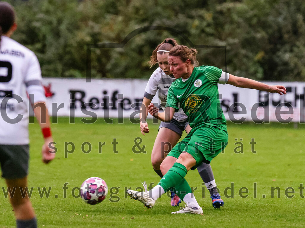 2023-10-07_096_FC_Forstern_gegen_TSV_Schwaben_Augsburg | Forstern, Deutschland, 07.10.2023:
Fußball, Frauen Bayernliga 2023 / 2024, 6. Spieltag, FC Forstern gegen TSV Schwaben Augsburg, Endergebnis: 1:6

Gabriela Grashei (TSV Schwaben Augsburg, #8), Franziska Stimmer (FC Forstern, #9)

Foto: Christian Riedel / fotografie-riedel.net