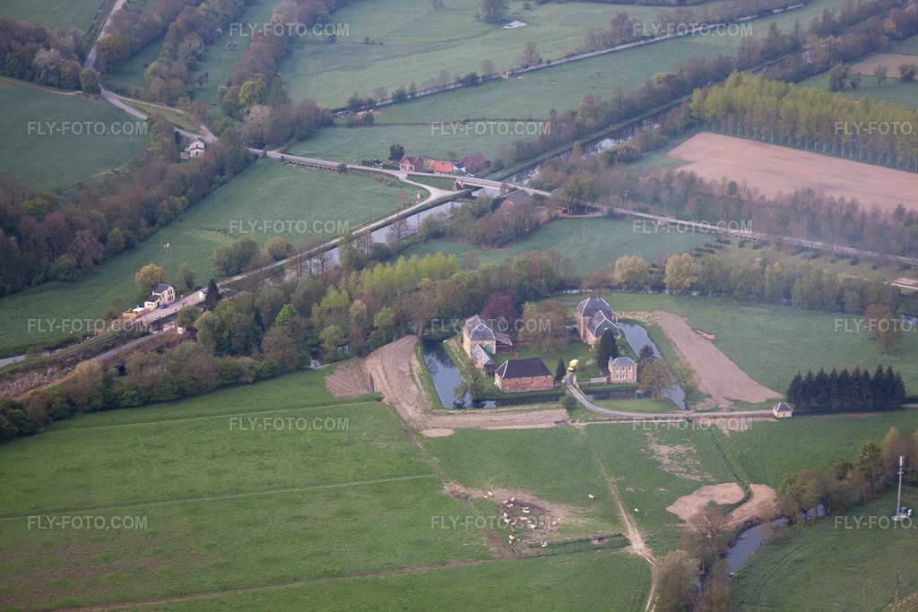 Aerial view: Moated castle on the Canal de la Sambre àl'Oise in Vadencourt in the state Aisne, France. – Photo: IMG_40001.jpg taken on 04/17/2011 by Werner Riehm/FLY-FOTO.com – Resolution of the original: 4752 x 3168 px