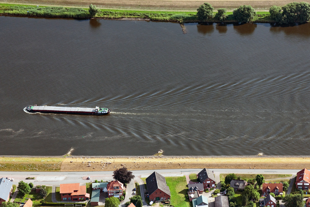 dr__0030133.jpg | WINSEN (LUHE) 24.07.2019 Schiffe und Schleppverbände der Binnenschiffahrt in Fahrt auf der Wasserstraße des Flußverlaufes der Elbe in Winsen (Luhe) im Bundesland Niedersachsen, Deutschland. // Ships and barge trains inland waterway transport in driving on the waterway of the river of the River Elbe in Winsen (Luhe) in the state Lower Saxony, Germany. Foto: Daniel Reiter