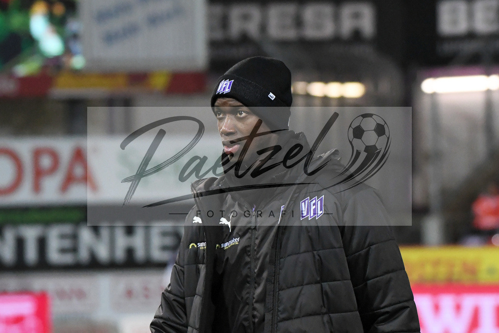 20200129_OSNSVS_0016JPG | Fußball, Herren: Assan Ceesay (VfL Osnabrück) schaut beim Spiel der 2. Bundesliga zwischen VfL Osnabrück vs. SV Sandhausen am 29.01.2020 im Stadion an der Bremer Brücke in Osnabrück, Deutschland.(Foto von Nico Paetzel) - Realisiert mit Pictrs.com