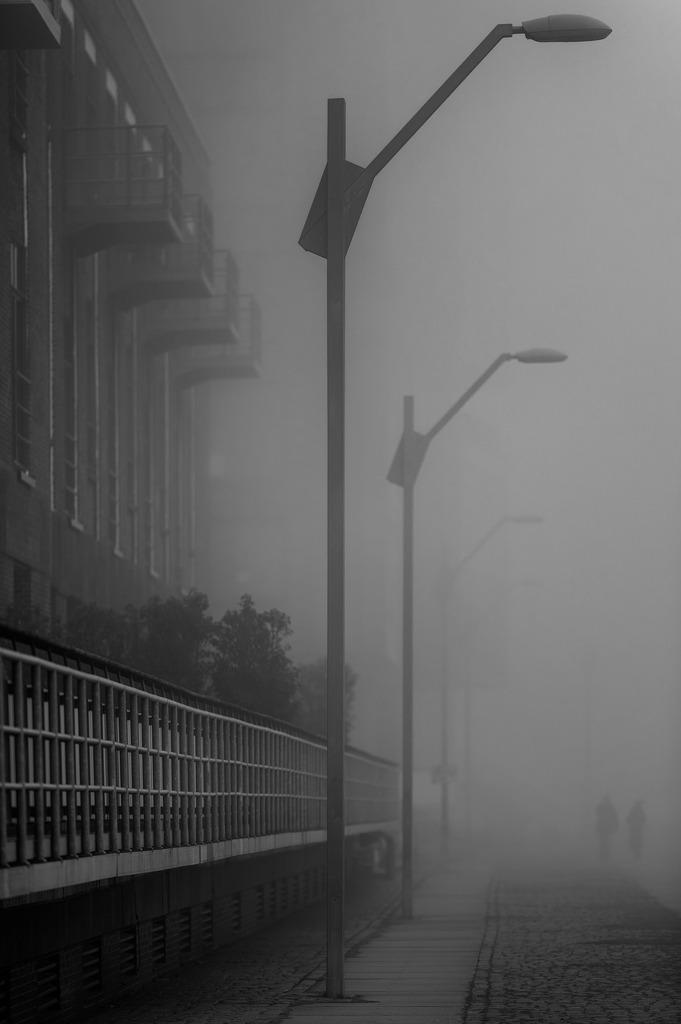 2025_02_01_HH-OEVELGOENNE NEBEL_MCP5175 sw | Hochwertig gedruckte Fotografien für die Wand, als Kalender und zum Verschenken. Hamburg & Norddeutschland und überall wo ich mit der Kamera unterwegs war.