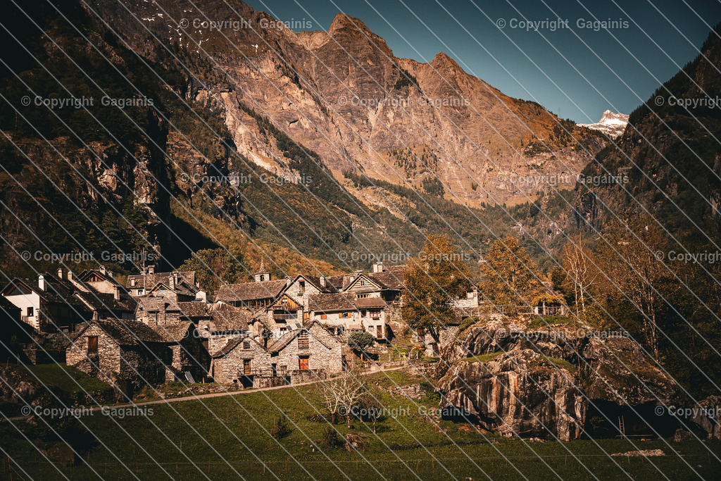 Foroglio Nostalgia | Foroglio ist ein malerisches Bergdorf im Bavonatal im Tessin, Schweiz. Es ist bekannt für seinen beeindruckenden Wasserfall, der rund 80 Meter tief in das Tal stürzt, sowie für seine traditionellen Steinhäuser, engen Gassen und unberührte alpine Landschaft. Das Dorf wirkt wie aus einer anderen Zeit und zieht Natur- und Fotoliebhaber gleichermaßen an.