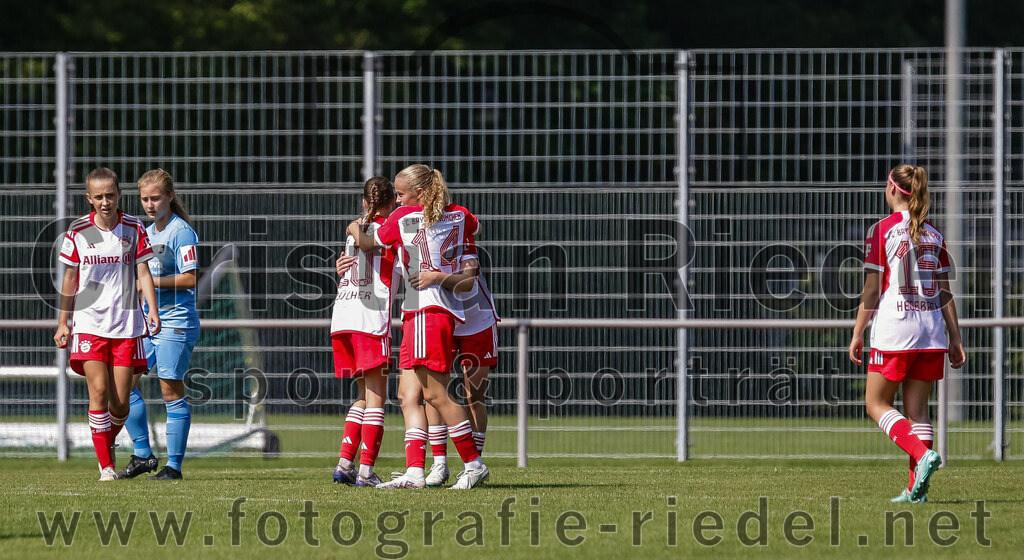 2023-09-09_107_FC_Bayern_Muenchen_gegen_SC_Freiburg | Aschheim, Deutschland, 09.09.2023:
Fußball, B-Juniorinnen-Bundesliga Süd 2023 / 2024, 1. Spieltag, FC Bayern München gegen SC Freiburg, Endergebnis: 4:0

Foto: Christian Riedel / fotografie-riedel.net