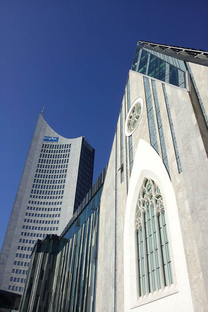 Paulinum - Aula und Universitätskirche St. Pauli - City-Hochhaus | Entdecke über 20 Kategorien Leipzig-Motive: Foto-Downloads, hochwertige Poster, Leinwand- & Fine-Art-Prints. Jetzt Lieblingsfoto im Bildlexikon Leipzig Shop bestellen!