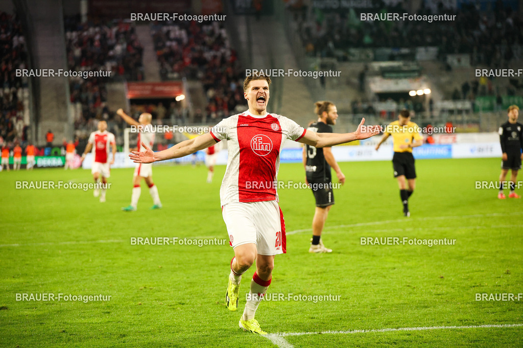 Rot-Weiss Essen - 1.Fc Schweinfurt | Essen, Deutschland, 02.11.2025 Marek Jansen  (Rot-Weiss Essen) Torjubel nach dem 2:1während des 3.Liga Spiels zwischen  Rot-Weiss Essen und 1.Fc Schweinfurt am 02.11.2025 im Stadion an der Hafenstraße in Essen. (Foto von Timo Bluhmki-Schmidt/Brauer Fotoagentur
