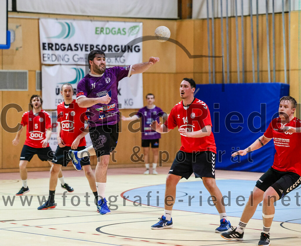 2024-01-27_081_SpVgg_Altenerding_gegen_TV_Altoetting | Erding, Deutschland, 27.01.2024:
Handball, Bezirksoberliga Männer 2023 / 2024, 13. Spieltag, SpVgg Altenerding gegen TV Altötting, Endergebnis: 30:28

Christian Loris (SpVgg Altenerding, #11), Stefan Baaken (TV Altötting, #14), Thomas Ecker (TV Altötting, #69)

Foto: Christian Riedel / fotografie-riedel.net