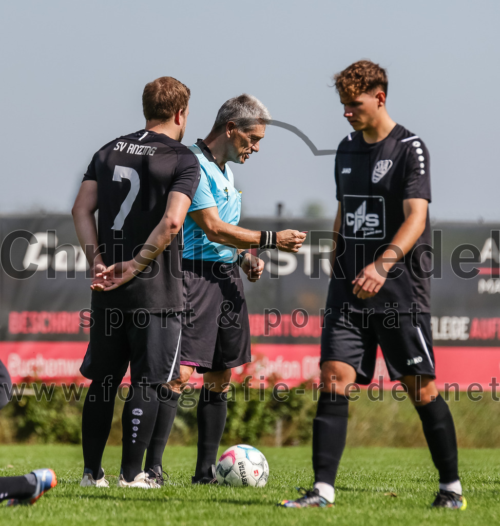 2023-09-17_003_SG_Anzing-Parsdorf_II_gegen_TSV_Zorneding_II | Anzing, Deutschland, 17.09.2023:
Fußball, A-Klasse 2023 / 2024, 5. Spieltag, Endergebnis: 1:1

Clemens Wünsch ((SG) Anzing-Parsdorf, #7), Schiedsrichter Stefan Brandt

Foto: Christian Riedel / fotografie-riedel.net