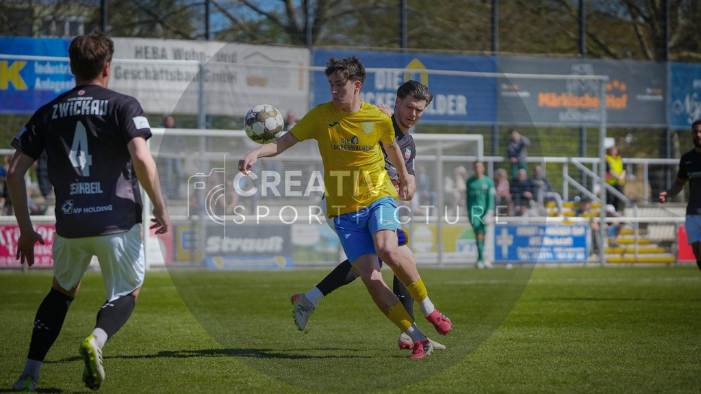FFußball, Herren, Saison 2025/2026, Regionalliga Nordost, 31. Spieltag, FSV 63 Luckenwalde vs. FSV Zwickau, Sonntag 26.04.2026, Werner-Seelenbinder-Stadion Luckenwalde | Fußball, Herren, Saison 2025/2026, Regionalliga Nordost, 31. Spieltag, FSV 63 Luckenwalde vs. FSV Zwickau, Sonntag 26.04.2026, Werner-Seelenbinder-Stadion Luckenwalde, Im Bild: Mike Bachmann (l. Luckenwalde) und Sonny Ziemer (r. Zwickau) - Realisiert mit Pictrs.com