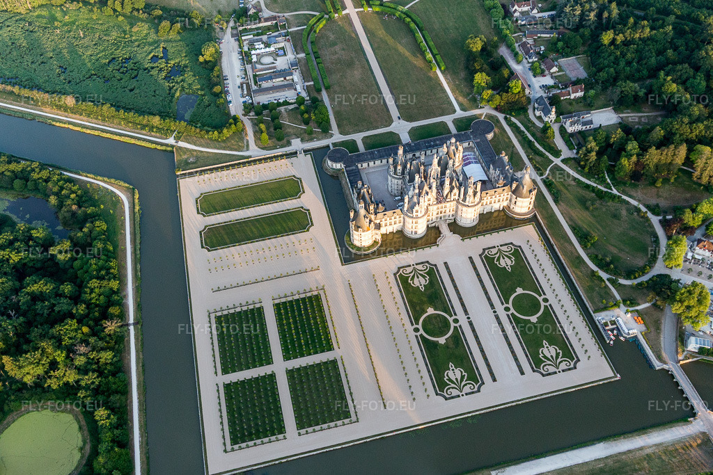 Vue aérienne: Vue de la ville à Chambord dans le département Loir et Cher, France. Photo: IMG_101062.jpg prise le 23/06/2017 par Werner Riehm/FLY-FOTO.euRésolution de l'original: 4516 x 3011 px