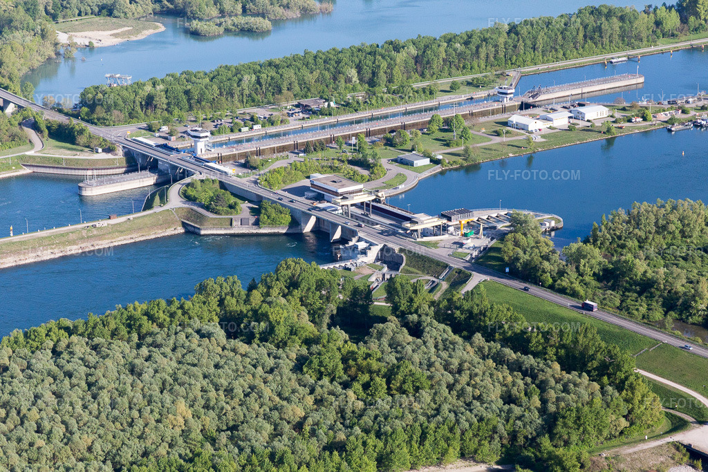 Aerial view: Rhine lock Iffezheim in Roppenheim in the state Bas-Rhin, France. – Photo: IMG_099056.jpg taken on 04/23/2017 by Werner Riehm/FLY-FOTO.com – Resolution of the original: 5472 x 3648 px