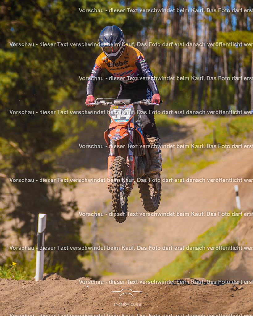 20260501_MCWriezen-3001 | Sportfotografin aus Berlin-Brandenburg mit Fokus auf Motocross. Ich halte deine sportliche Leistung und echte Emotionen auf und neben der Strecke professionell fest. Entdecke die Fotos von deinem Rennen und bestelle sie direkt hier im Shop.