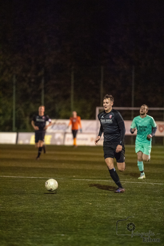 TuS Eversten-SVE Wiefelstede | Herren Kreisliga; TuS Eversten (grün)-SVE Wiefelstede (schwarz) am 03.11.2023; in Oldenburg (Sportanlage Maastricher Straße), Photo: Philip Eiben 2023 - Realisiert mit Pictrs.com
