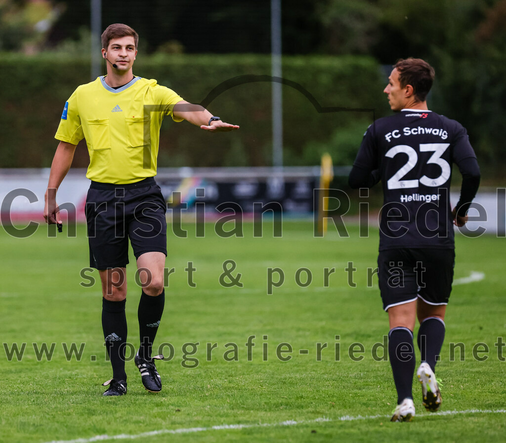 2023-08-09_025_FC_Schwaig_gegen_TuS_Geretsried | Deutschland, 09.08.2023:
Fußball, Landesliga Südost 2023 / 2024, 5. Spieltag, FC Schwaig gegen TuS Geretsried, Endergebnis: 4:1

Schiedsrichter Alexander Stadler, Maximilian Hellinger (FC Schwaig, #23)

Foto: Christian Riedel / fotografie-riedel.net