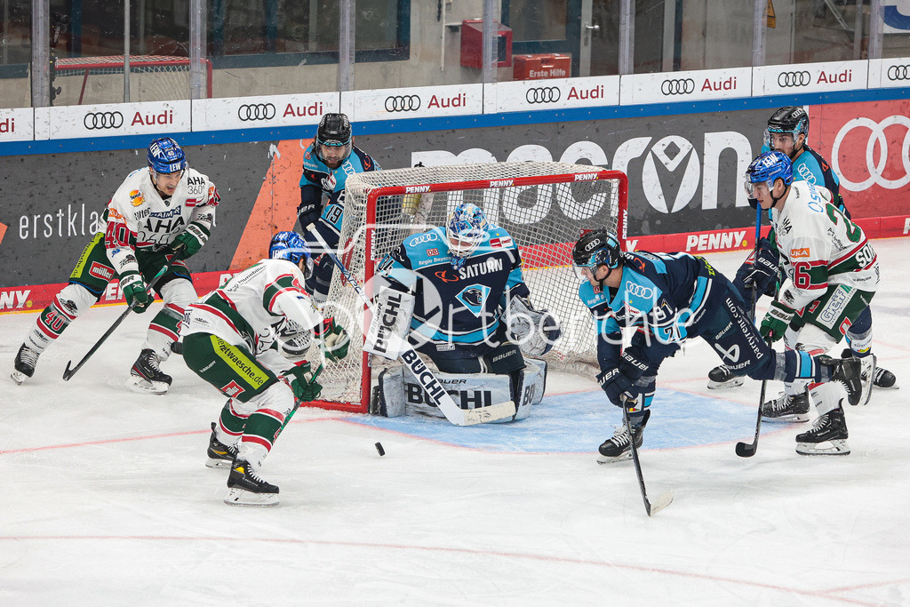 ERC Ingolstadt - Augsburger Panther | Wade BERMAN (AEV #47) kann in dieser Szene den Puck nicht an Michael GARTEIG (ERC #34) vorbei bringen