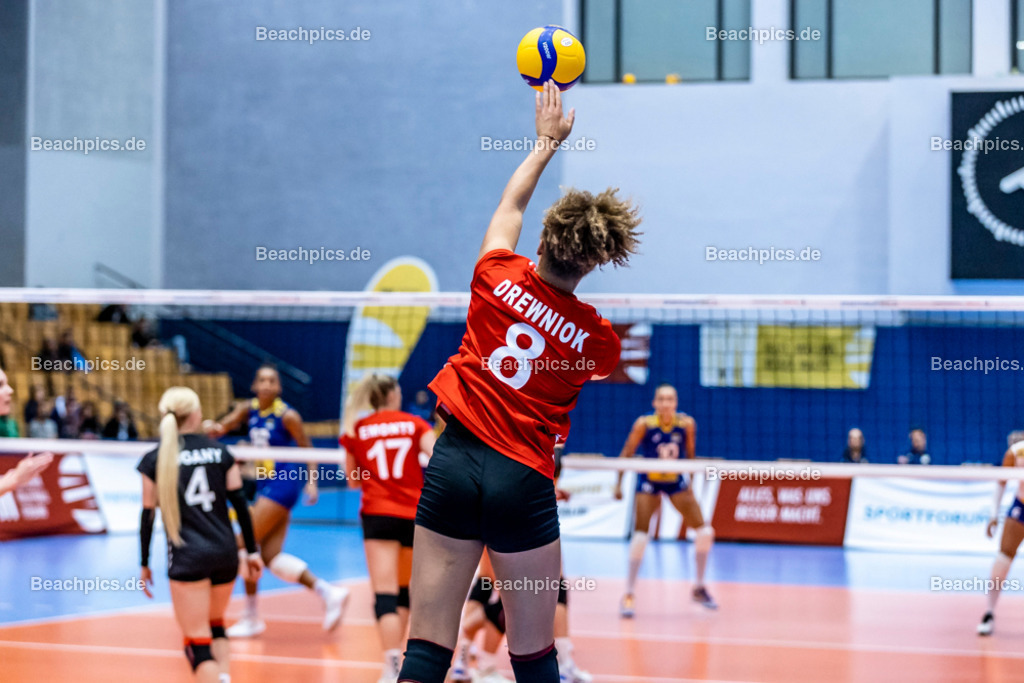 2022-00063430-Testspiel-Deutschland-Brasilien | Aufschlag Kimberly DREWNIOK #8 (Diagonal) GER, 17.09.2022; Berlin Foto: Gerold Rebsch - www.beachpics.de
