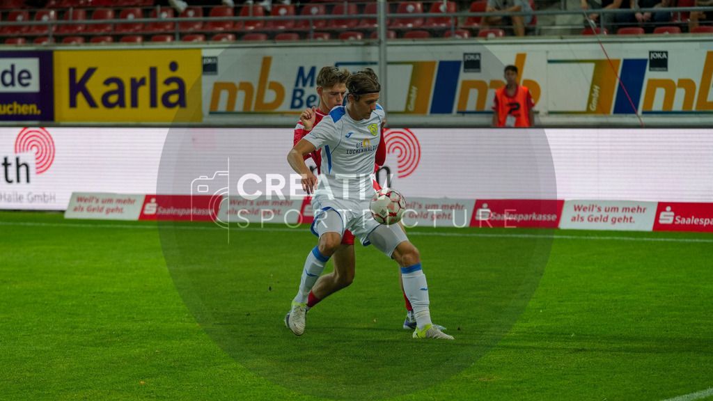 Fußball, Herren, Saison 2025/2026, Regionalliga Nordost, 5. Spieltag, Hallescher FC vs. FSV 63 Luckenwalde, Dienstag 26.08.2025, Leuna-Chemie-Stadion Halle, | Fußball, Herren, Saison 2025/2026, Regionalliga Nordost, 5. Spieltag, Hallescher FC vs. FSV 63 Luckenwalde, Dienstag 26.08.2025, Leuna-Chemie-Stadion Halle, Im Bild: Phillip König (weiß Luckenwalde) und Felix Langhammer (rot, Halle) - Realisiert mit Pictrs.com