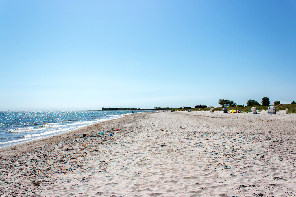 Wandbild: Schöner Frühlingstag am Strand in Kronsgaard | Dieses Wandbild im Querformat zeigt den Sandstrand in Kronsgaard im Frühling. Der blaue Himmel ist wolkenlos. - Realisiert mit Pictrs.com